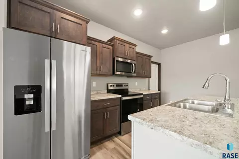Kitchen - 5537 E Brennan Dr, Sioux Falls, SD 57110 photo 2 of 7