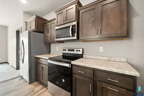 Kitchen - 5537 E Brennan Dr, Sioux Falls, SD 57110 photo 7 of 7