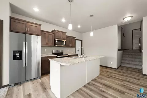 Kitchen - 5537 E Brennan Dr, Sioux Falls, SD 57110 photo 4 of 7