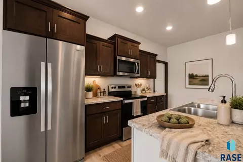 Kitchen - 5537 E Brennan Dr, Sioux Falls, SD 57110 photo 3 of 8