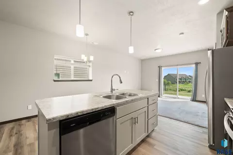 Kitchen - 5537 E Brennan Dr, Sioux Falls, SD 57110 photo 6 of 7