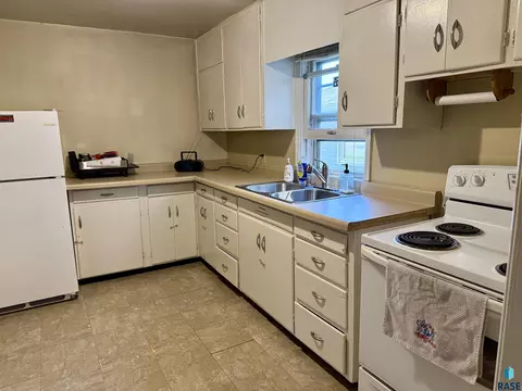 Kitchen - 1031 E 1st Ave, Mitchell, SD 57301 photo 2 of 2