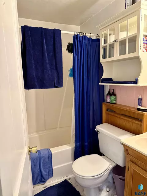 Bath - 1031 E 1st Ave, Mitchell, SD 57301 photo 1 of 1