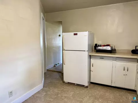 Kitchen - 1031 E 1st Ave, Mitchell, SD 57301 photo 1 of 2