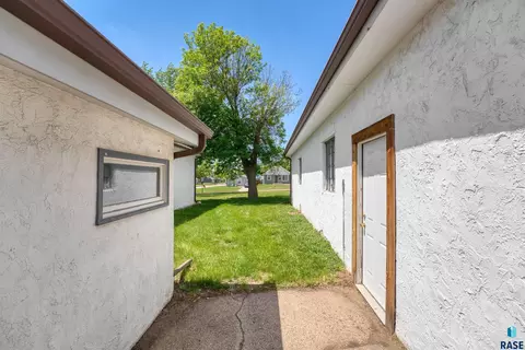 Exterior - 1908 E 11th St, Sioux Falls, SD 57103 photo 5 of 9