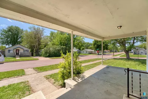 Exterior - 1908 E 11th St, Sioux Falls, SD 57103 photo 9 of 9