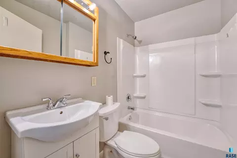 Bath - 1908 E 11th St, Sioux Falls, SD 57103 photo 1 of 4