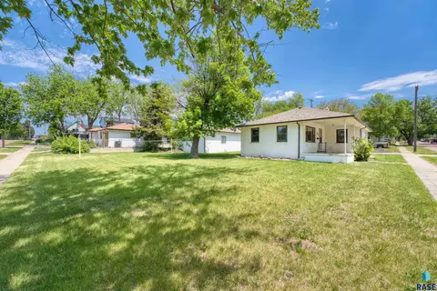 Exterior - 1908 E 11th St, Sioux Falls, SD 57103 photo 2 of 9