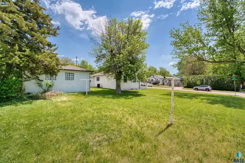 Exterior - 1908 E 11th St, Sioux Falls, SD 57103 photo 4 of 9