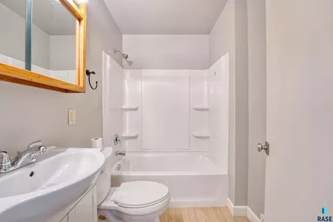 Bath - 1908 E 11th St, Sioux Falls, SD 57103 photo 2 of 4