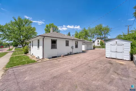 Exterior - 1908 E 11th St, Sioux Falls, SD 57103 photo 8 of 9