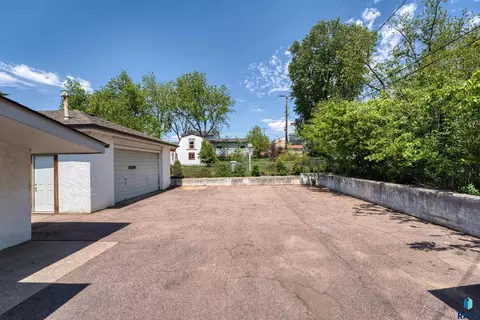 Exterior - 1908 E 11th St, Sioux Falls, SD 57103 photo 6 of 9