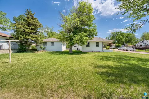 Exterior - 1908 E 11th St, Sioux Falls, SD 57103 photo 3 of 9