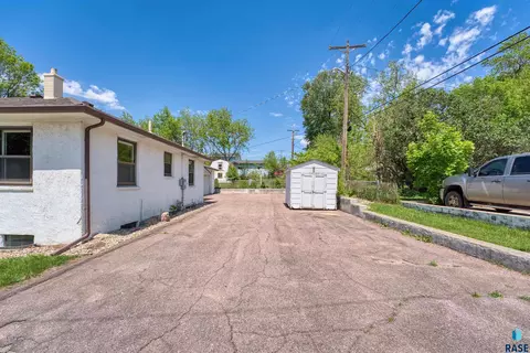Exterior - 1908 E 11th St, Sioux Falls, SD 57103 photo 7 of 9