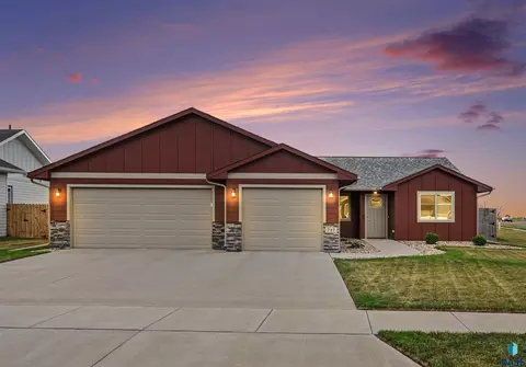 717 N Main St, Lennox, SD 57039