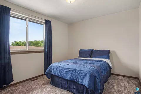 Bedroom - E Meadowside Pl, Sioux Falls, SD 57108 photo 5 of 6