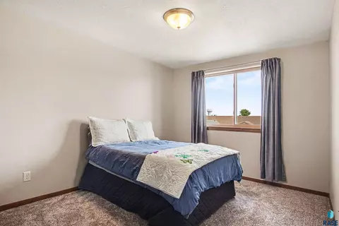 Bedroom - E Meadowside Pl, Sioux Falls, SD 57108 photo 2 of 6