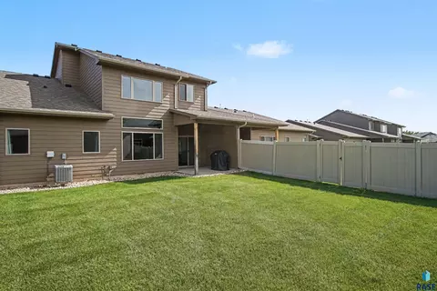 Exterior - E Meadowside Pl, Sioux Falls, SD 57108 photo 3 of 4