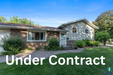 804 N Maplewood Dr, Madison, SD 57042