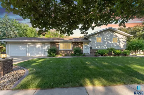 804 N Maplewood Dr, Madison, SD 57042