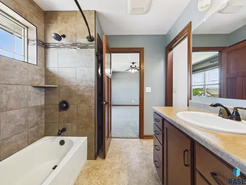 Bath - 812 S 5th Ave, Brandon, SD 57005 photo 2 of 5