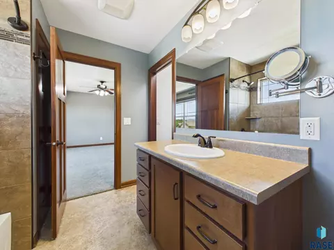 Bath - 812 S 5th Ave, Brandon, SD 57005 photo 3 of 5