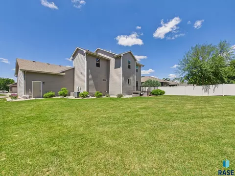 Exterior - 812 S 5th Ave, Brandon, SD 57005 photo 6 of 9