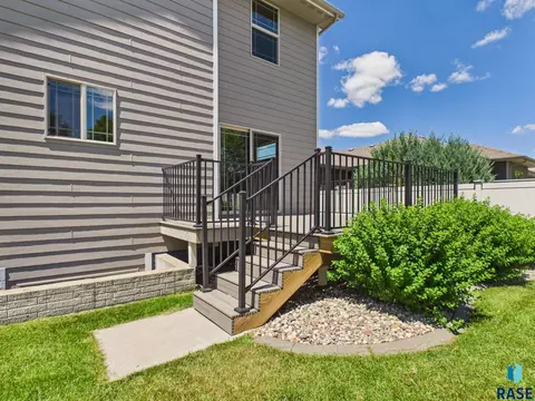 Exterior - 812 S 5th Ave, Brandon, SD 57005 photo 7 of 9
