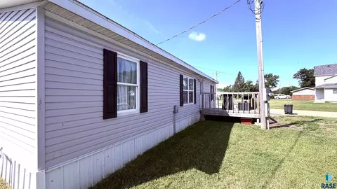 400 E Maple St #16, Beresford, SD 57004