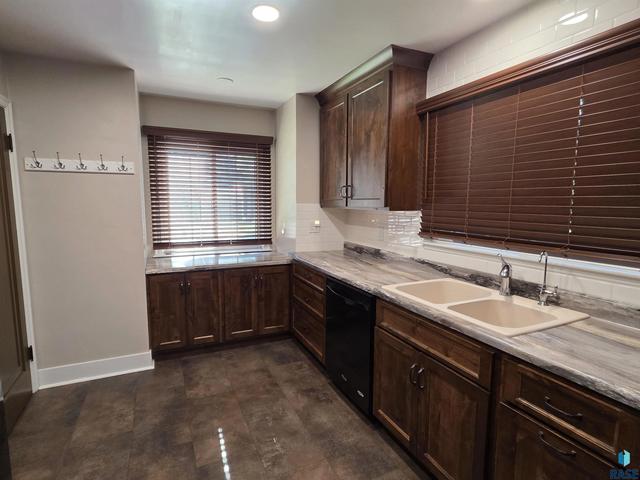 617 S Hiawatha Ave, Pipestone, MN 56164