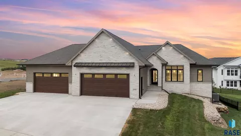2505 S Meadowview Ave, Sioux Falls, SD 57110