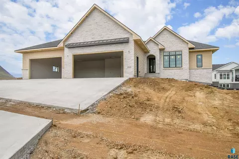2505 S Meadowview Ave, Sioux Falls, SD 57110