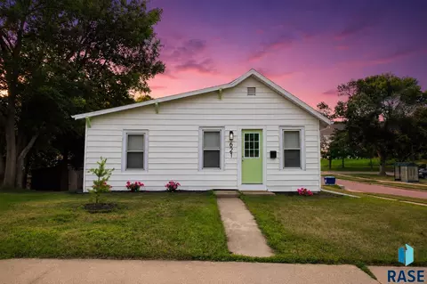 621 N Lewis Ave, Sioux Falls, SD 57103