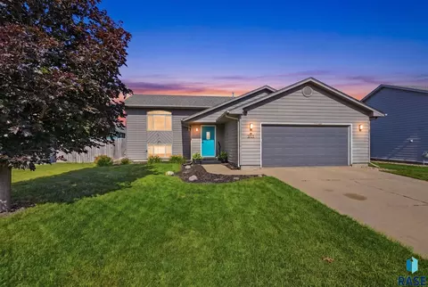 5705 S Cain Ave, Sioux Falls, SD 57106