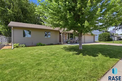 Exterior - 4209 E 22nd St, Sioux Falls, SD 57103 photo 4 of 9