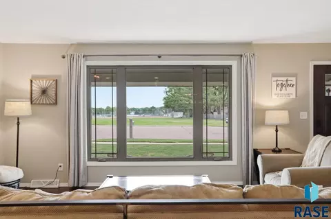 Living - 4209 E 22nd St, Sioux Falls, SD 57103 photo 1 of 1