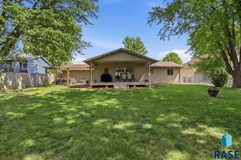 Exterior - 4209 E 22nd St, Sioux Falls, SD 57103 photo 6 of 9