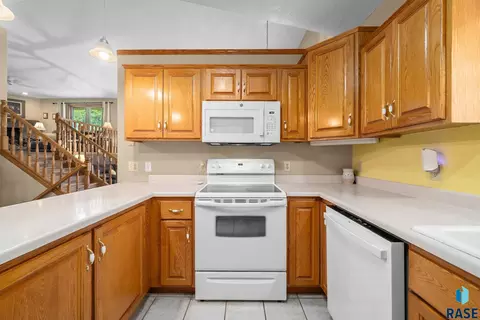 Kitchen - S Florence Ave, Sioux Falls, SD 57103 photo 3 of 5