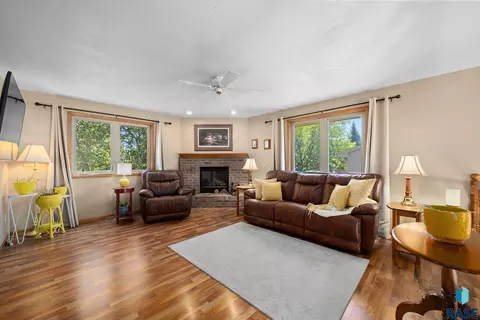 Living - S Florence Ave, Sioux Falls, SD 57103 photo 4 of 5