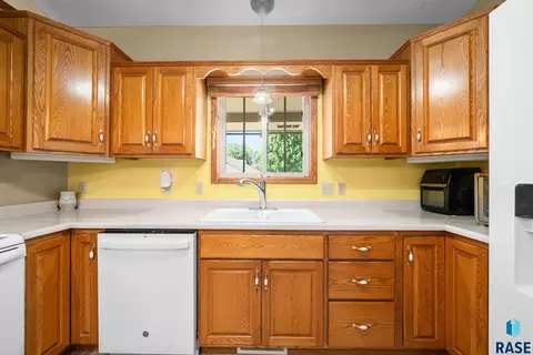 Kitchen - S Florence Ave, Sioux Falls, SD 57103 photo 2 of 5