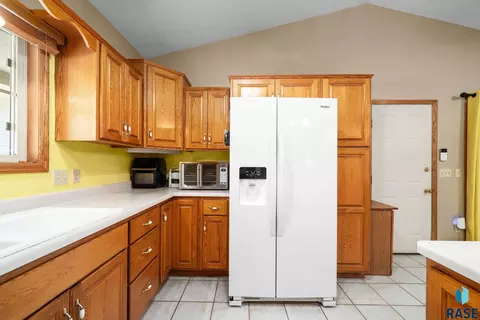 Kitchen - S Florence Ave, Sioux Falls, SD 57103 photo 5 of 5