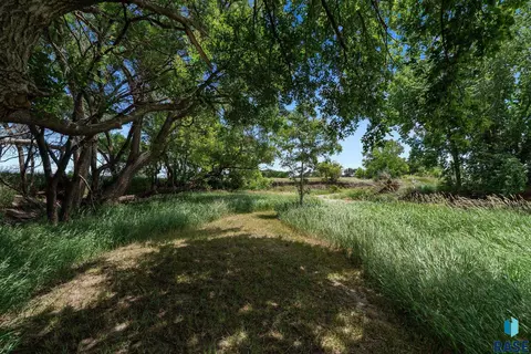 Exterior - 28286 Bartlett Ave, Canton, SD 57013 photo 4 of 12