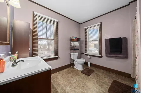 Bath - 28286 Bartlett Ave, Canton, SD 57013 photo 1 of 2