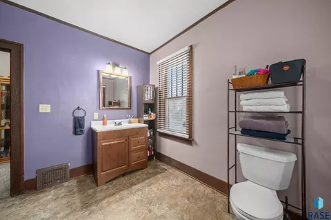 Bath - 28286 Bartlett Ave, Canton, SD 57013 photo 2 of 2