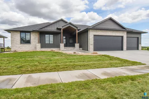 8421 E Roughlock St, Sioux Falls, SD 57110
