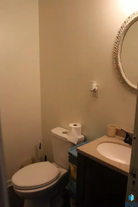 Bath - 204 W Farmer Ave, Howard, SD 57349 photo 2 of 2