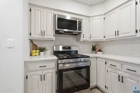 Kitchen - 4608 E 21st St, Sioux Falls, SD 57110 photo 2 of 2