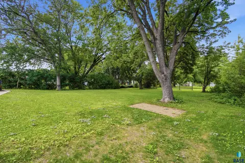 Exterior - 4608 E 21st St, Sioux Falls, SD 57110 photo 7 of 19