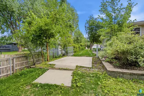 Exterior - 4608 E 21st St, Sioux Falls, SD 57110 photo 6 of 19