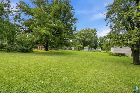 Exterior - 4608 E 21st St, Sioux Falls, SD 57110 photo 14 of 19